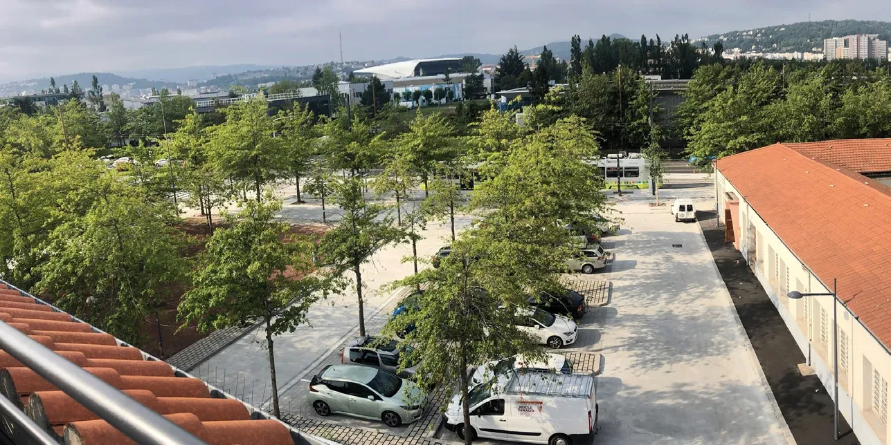 La vue sur Saint-Étienne et ses collines depuis l’agence
